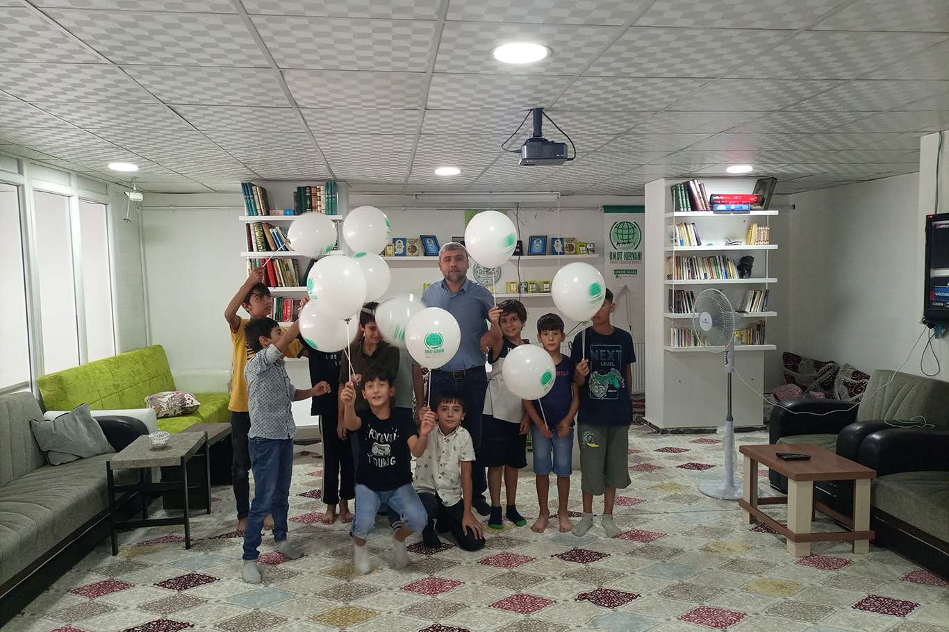 Van Umut Kervanı maddi yardımların yanında manevi destek de sağlıyor